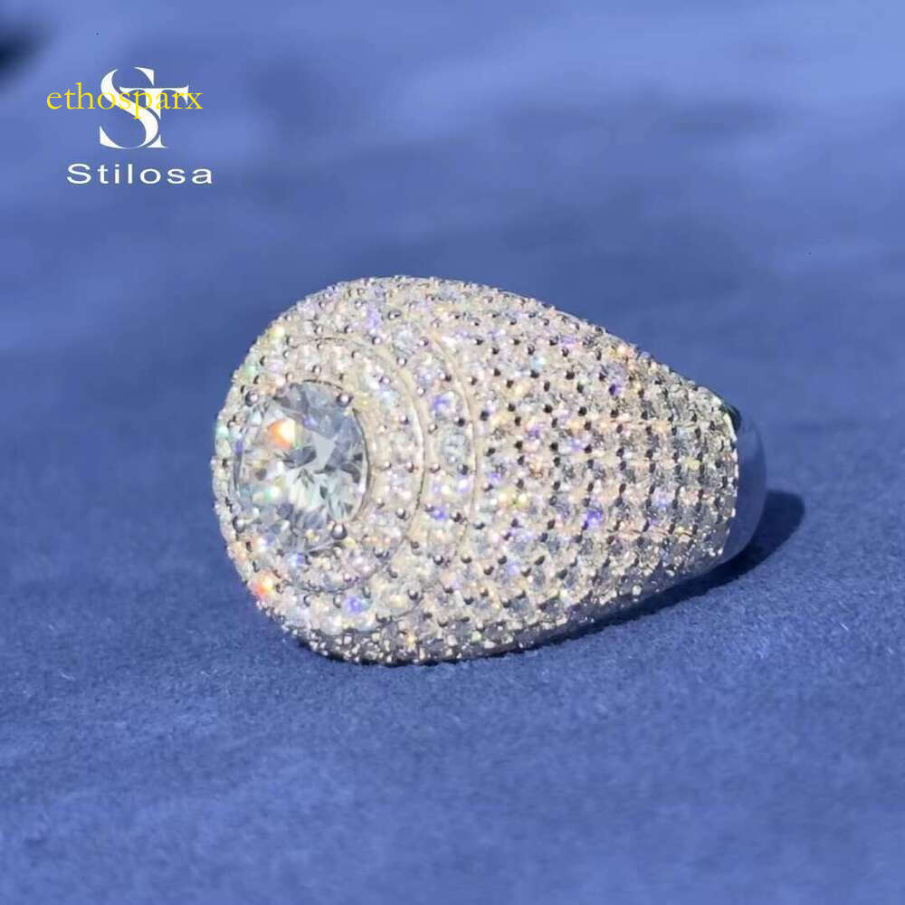 Fashion jewelry ring made of pure silver paired with VVS silica ice for hip-hop effect