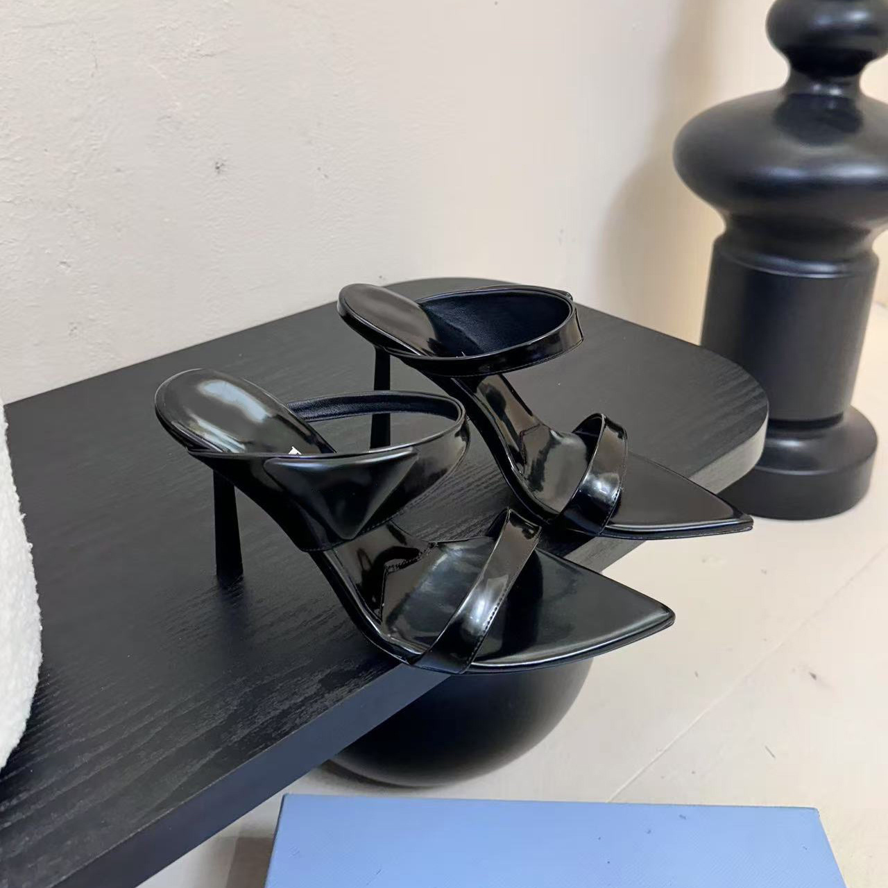 Chaussures habillées Triangle d'été élégant Brosse de sandales en cuir de haute qualité Chaussures pour femmes Pumps de fronde de luxe Femmes Fem