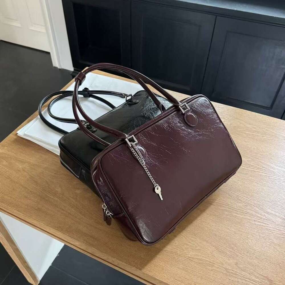 Oil Wax Cowhide Underarm Style Niche Bowling Large Capacity Commuter Shoulder Tote Bag for Women