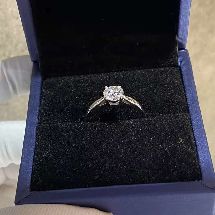 Classic Style Moissanite 925 Silver Jewelry Four Claw 1ct Round Brilliant White Moissanite Classic Engagement Ring