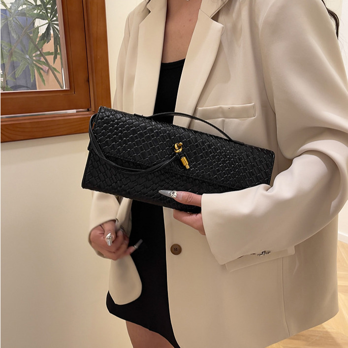 Free shipping designer bags Free Shipping Designer New Woven Baguette Crossbody Textured Retro Simple Shoulder Bag Women's Dinner Handbag