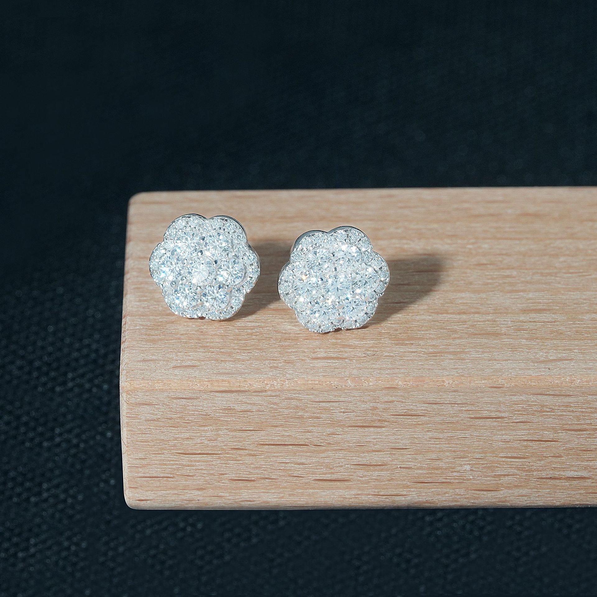 High Quality 925 Sterling Silver Flower Iced Out Diamond Hip Hop Screw Back Moissanite Stud Earrings