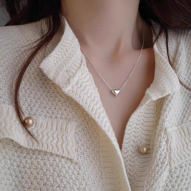New Designer Women's Necklace S925 Sterling Silver Heart Necklace Is A Simple Personalized High End Collarbone Chain And Niche Design Pendant Jew