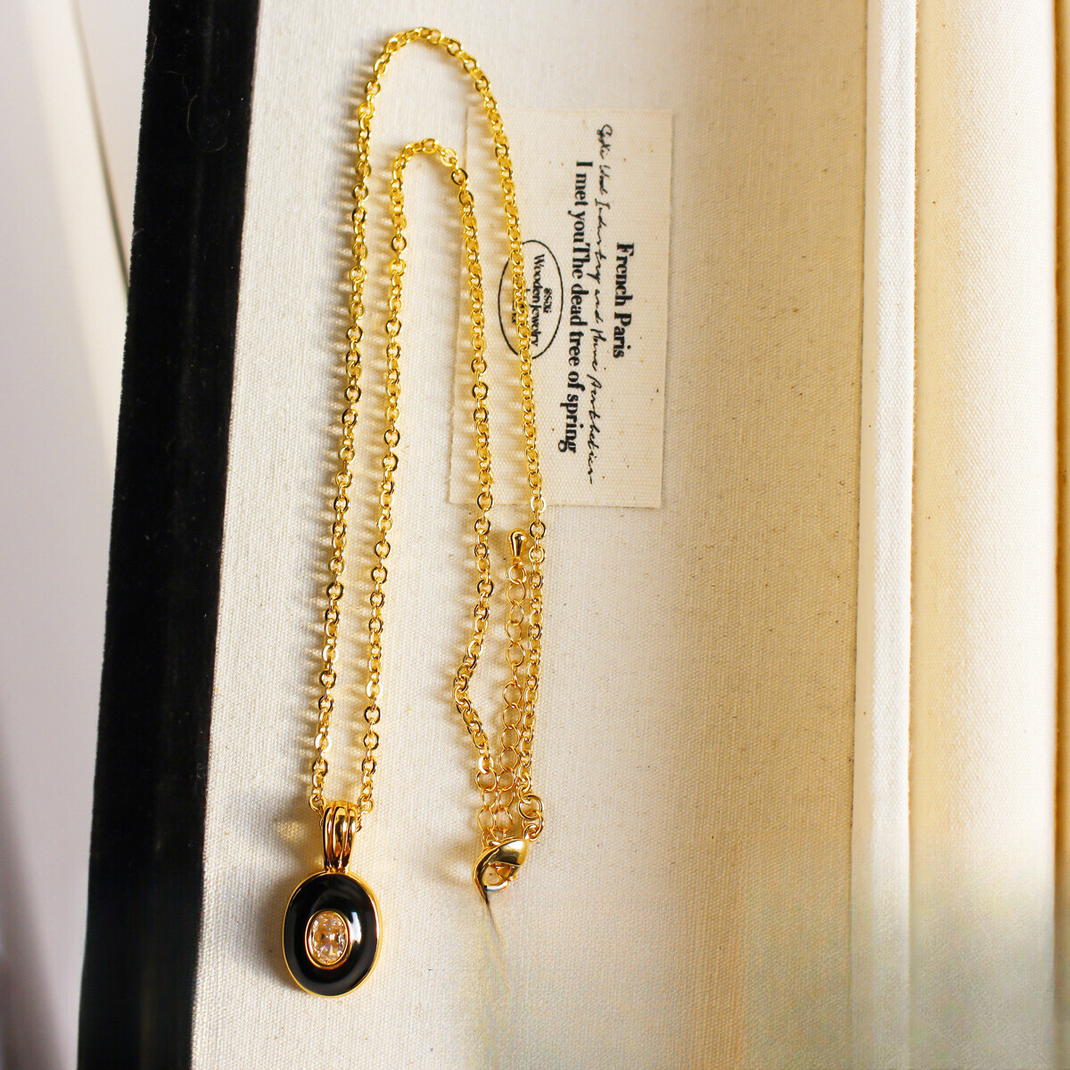 The 2025 New High-quality Black Gold Enamel Oval Pendant Necklace For Women Is A Designer's Fashionable Zirconia Layered Jewelry Necklace