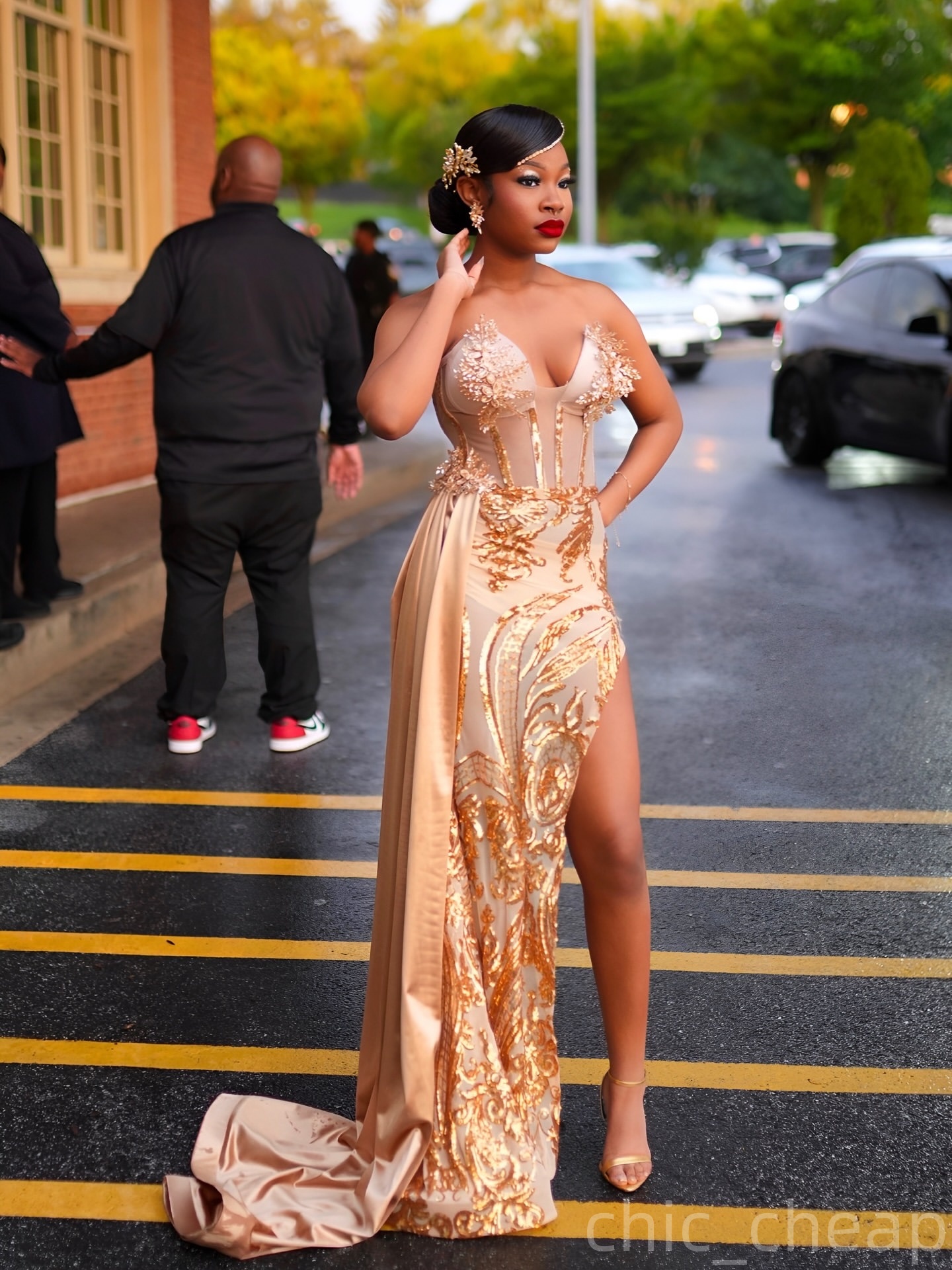 Sheath Gold Prom Dresses 2025 Crystals High Split Sequined Satin Evening Formal Party Second Birthday Engagement Gowns Plus Size Dress For Special Occ