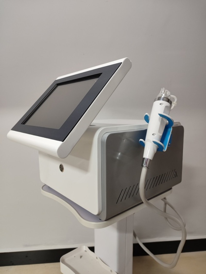 Professional Gold RF Microneedle Skin Care Device For Facial Rejuvenation, Wrinkle Treatment and Skin Lifting Beauty Salon Equipment
