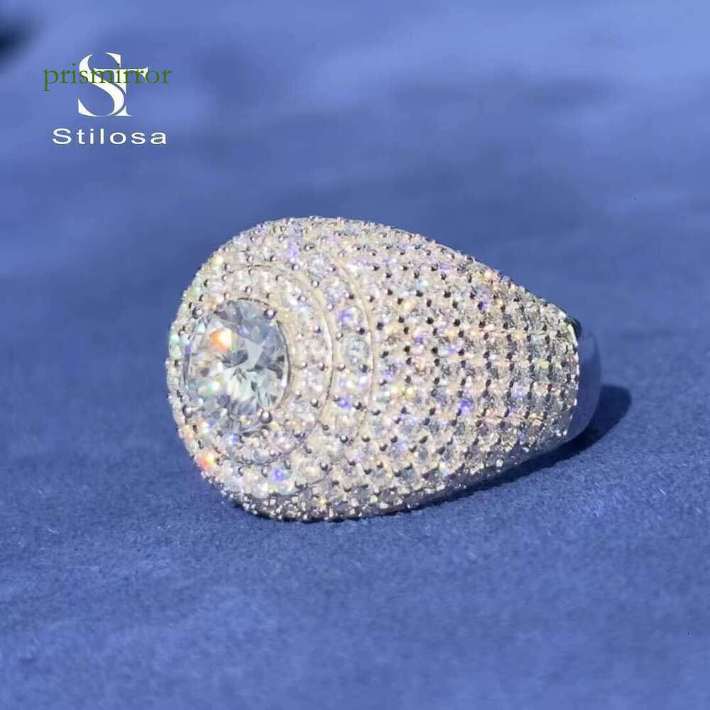 Fashion jewelry ring made of pure silver paired with VVS silica ice for hip-hop effect