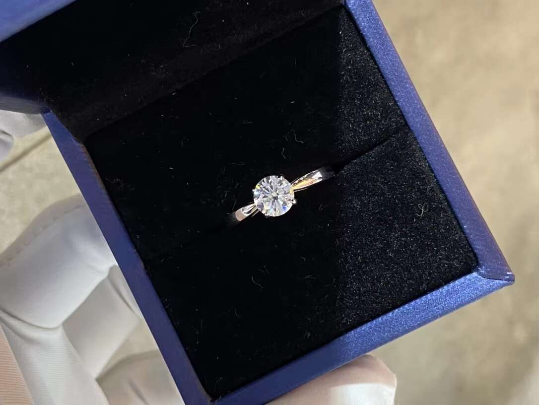 Classic Style Moissanite 925 Silver Jewelry Four Claw 1ct Round Brilliant White Moissanite Classic Engagement Ring