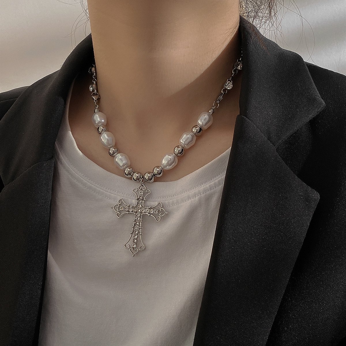2025 New Designer Necklace For Women Full Diamond Cross Pendant Pearl Patchwork Long And Short Necklaces Niche Design Hip-hop Fashion Sweater Chain