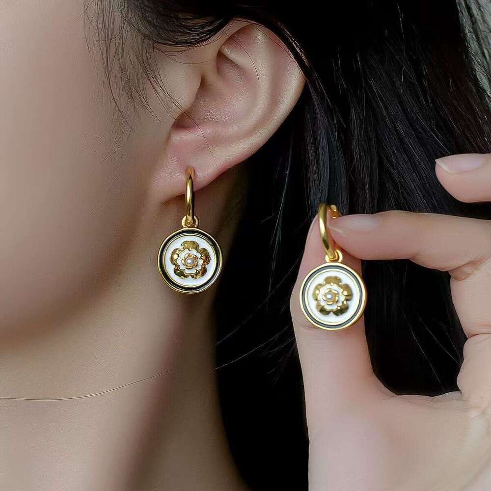 DHcollections French Style Camellia Earrings for Women 2024 Fashion Elegant Oil Drop Ear Cuffs Light Niche High End Jewelry