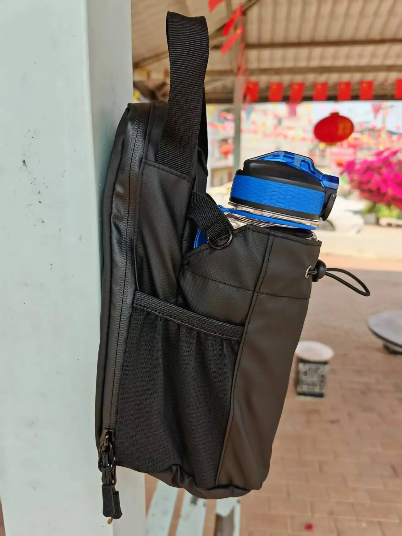Spot fitness magnetic water bottle bag gym portable slanted water cup bag strong magnetic sports water bottle hanging bag 250701