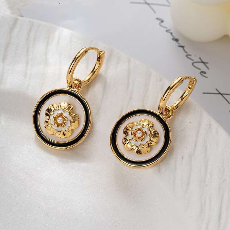 DHcollections French Style Camellia Earrings for Women 2024 Fashion Elegant Oil Drop Ear Cuffs Light Niche High End Jewelry