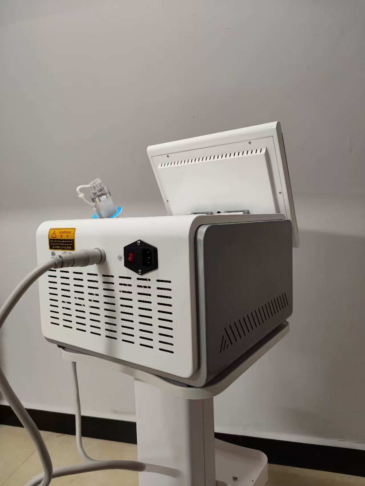 Professional Gold RF Microneedle Skin Care Device For Facial Rejuvenation, Wrinkle Treatment and Skin Lifting Beauty Salon Equipment