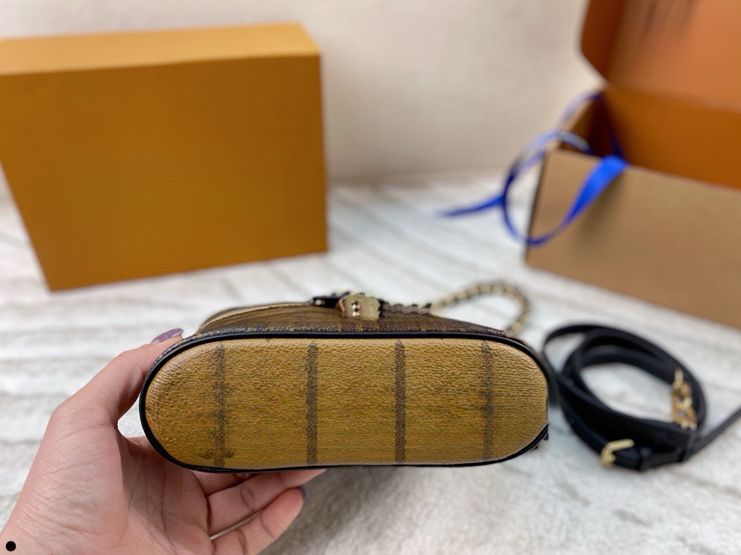 Customer chooses payment specific link