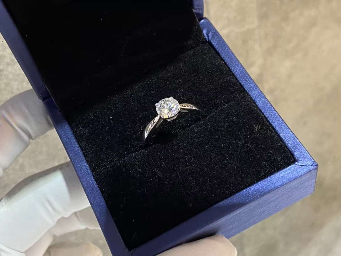 Classic Style Moissanite 925 Silver Jewelry Four Claw 1ct Round Brilliant White Moissanite Classic Engagement Ring