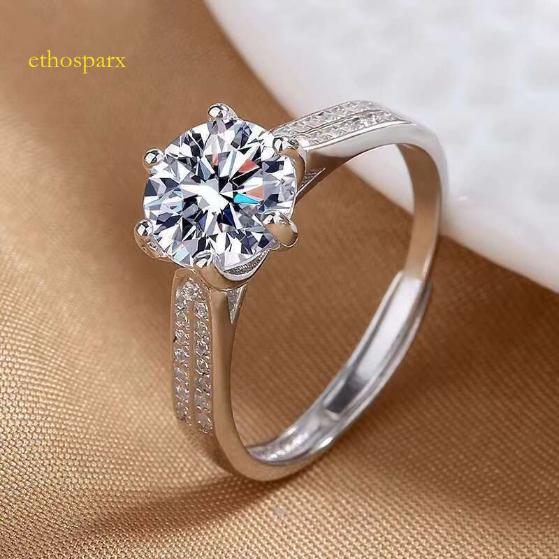 Fashionable Moissanite exquisite women's engagement ring