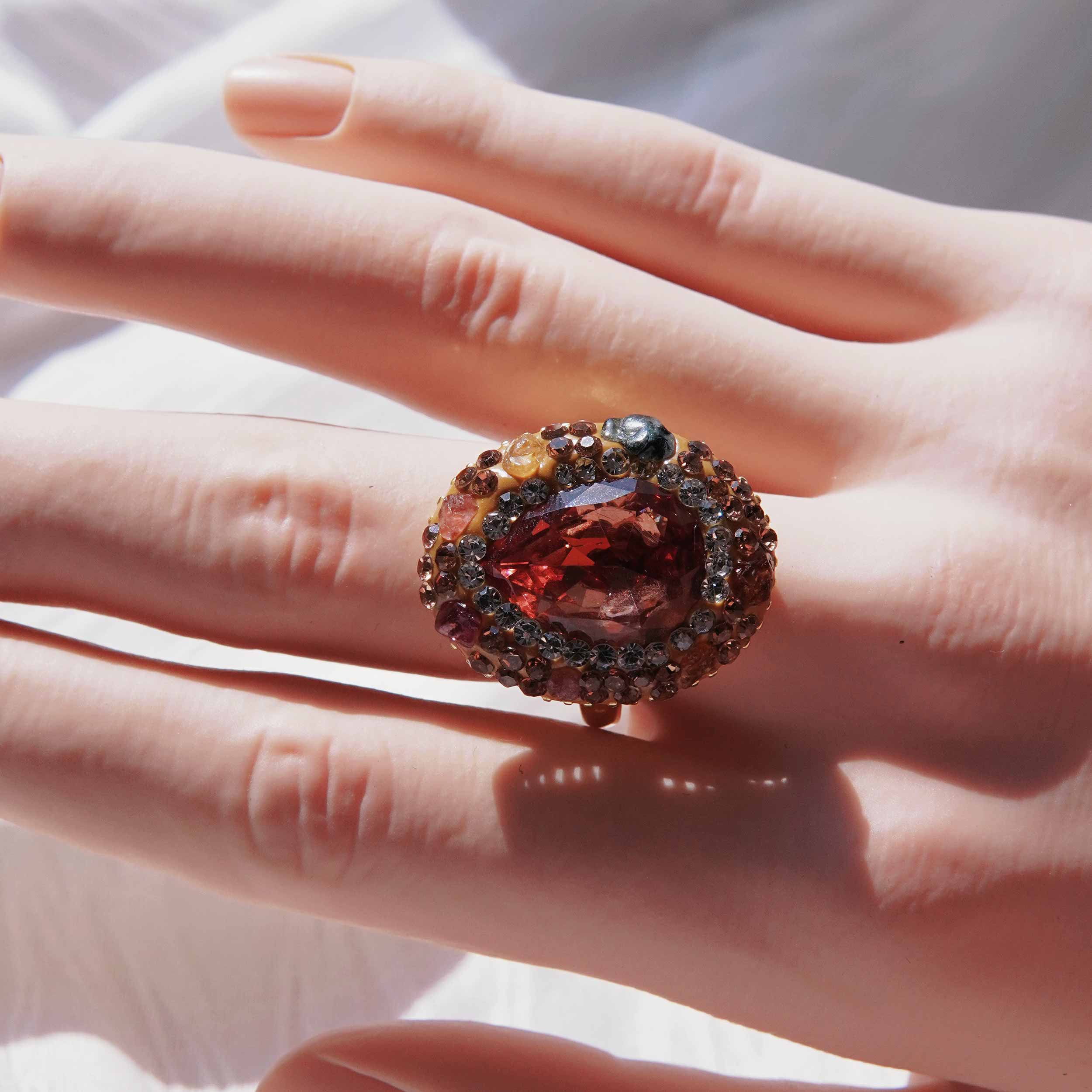 Burning China is a light and luxurious natural tourmaline necklace with a high sense of design, such as a ring earring necklace.