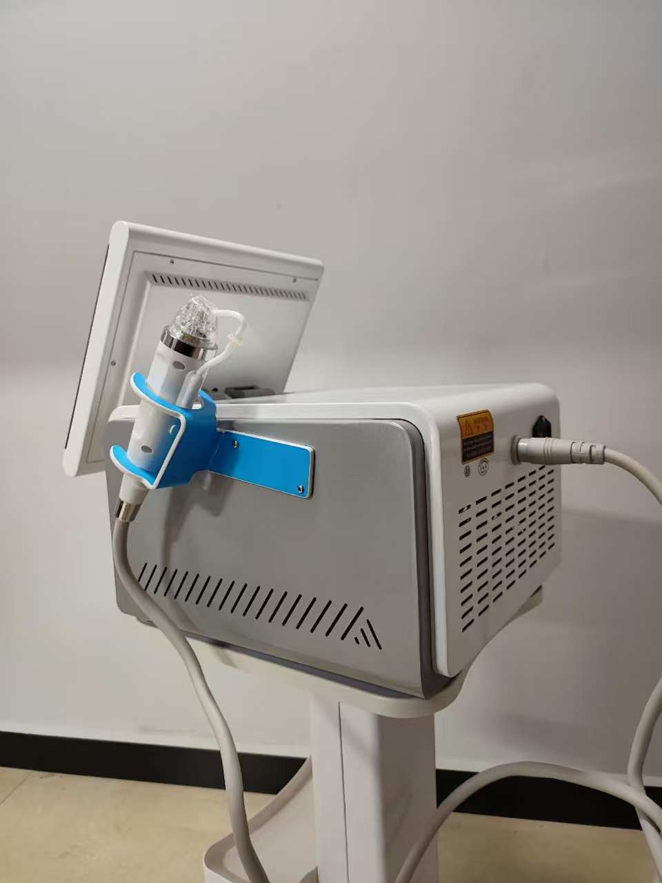 Professional Gold RF Microneedle Skin Care Device For Facial Rejuvenation, Wrinkle Treatment and Skin Lifting Beauty Salon Equipment