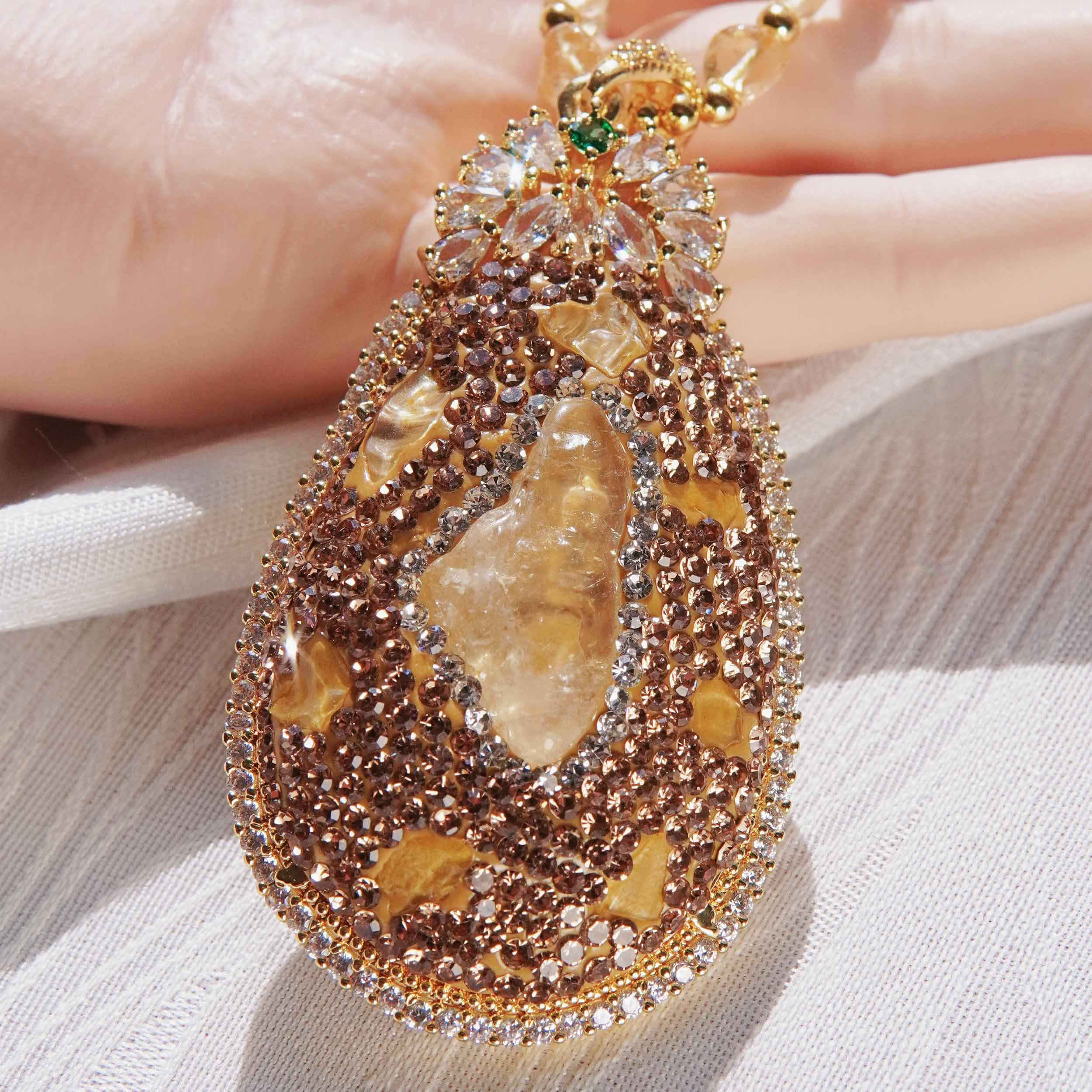 Kun Yuan is a drop-shaped citrine energy jewelry set with light and luxurious natural citrine design and high fashion ring earrings necklace.