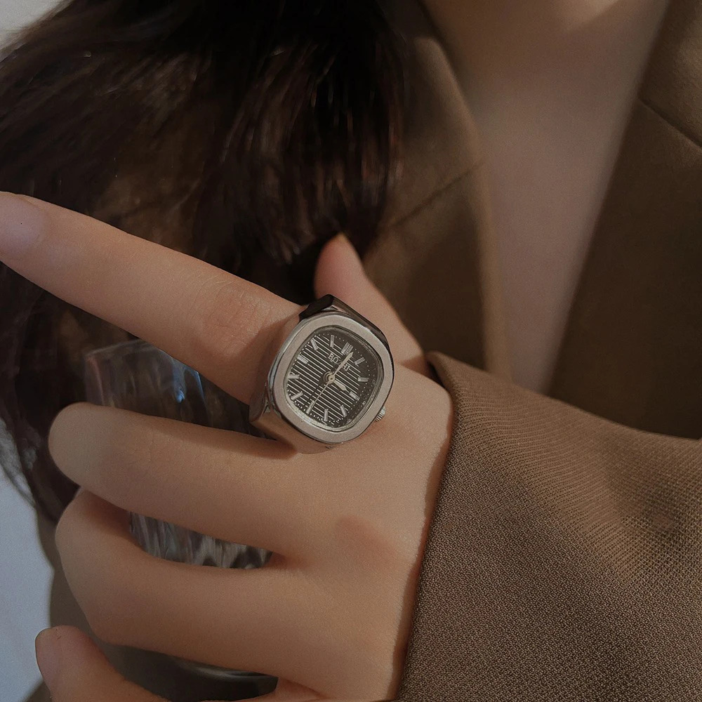 WLP Creative Punk ial Quartz Watches Rings for Women Men Couples Mini Elastic Strap Alloy Watch Finger Ring Jewelry 250701