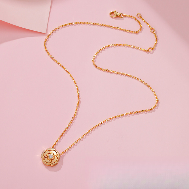 The 2025 New Designer Camellia Necklace Features A Women's Fashion Style With A Niche Design A Hoodie And A High End Fashion Necklace