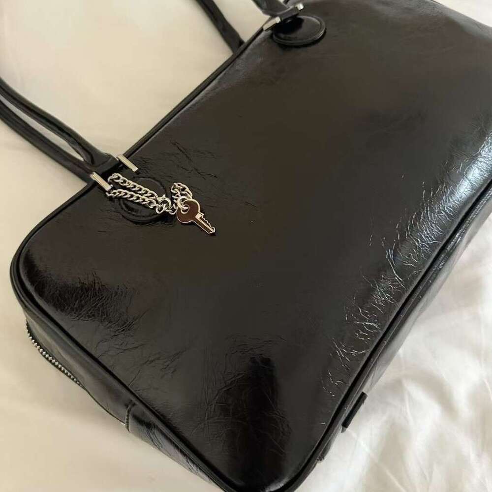 Oil Wax Cowhide Underarm Style Niche Bowling Large Capacity Commuter Shoulder Tote Bag for Women
