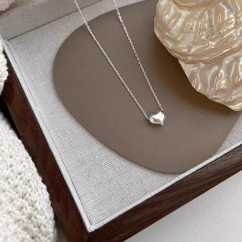 New Designer Women's Necklace S925 Sterling Silver Heart Necklace Is A Simple Personalized High End Collarbone Chain And Niche Design Pendant Jew