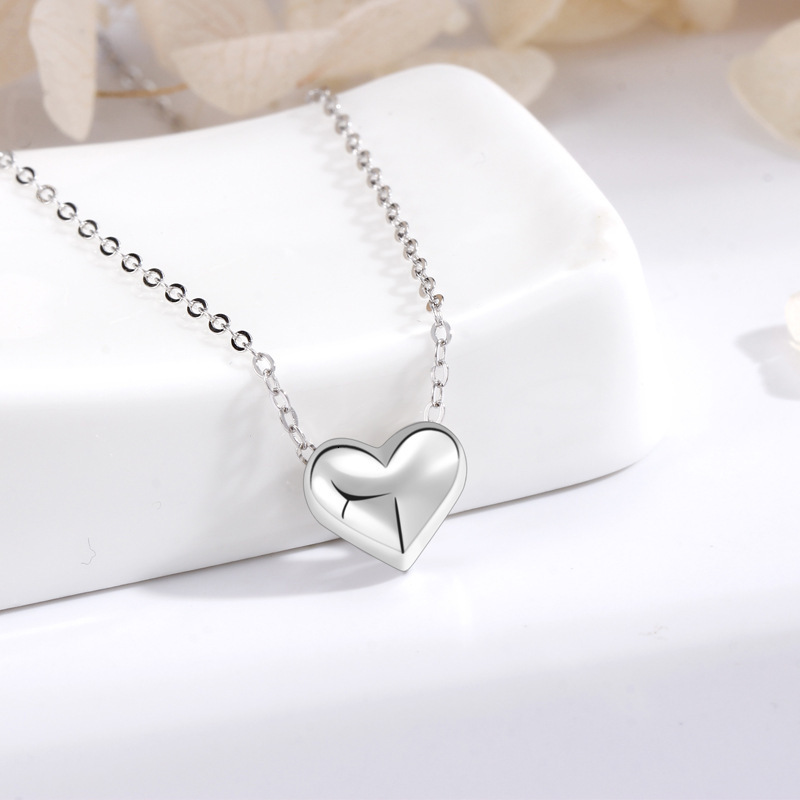 New Designer Women's Necklace S925 Sterling Silver Heart Necklace Is A Simple Personalized High End Collarbone Chain And Niche Design Pendant Jew