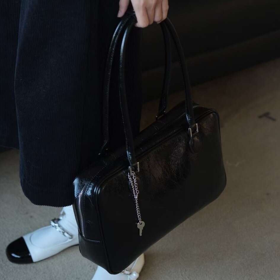Oil Wax Cowhide Underarm Style Niche Bowling Large Capacity Commuter Shoulder Tote Bag for Women