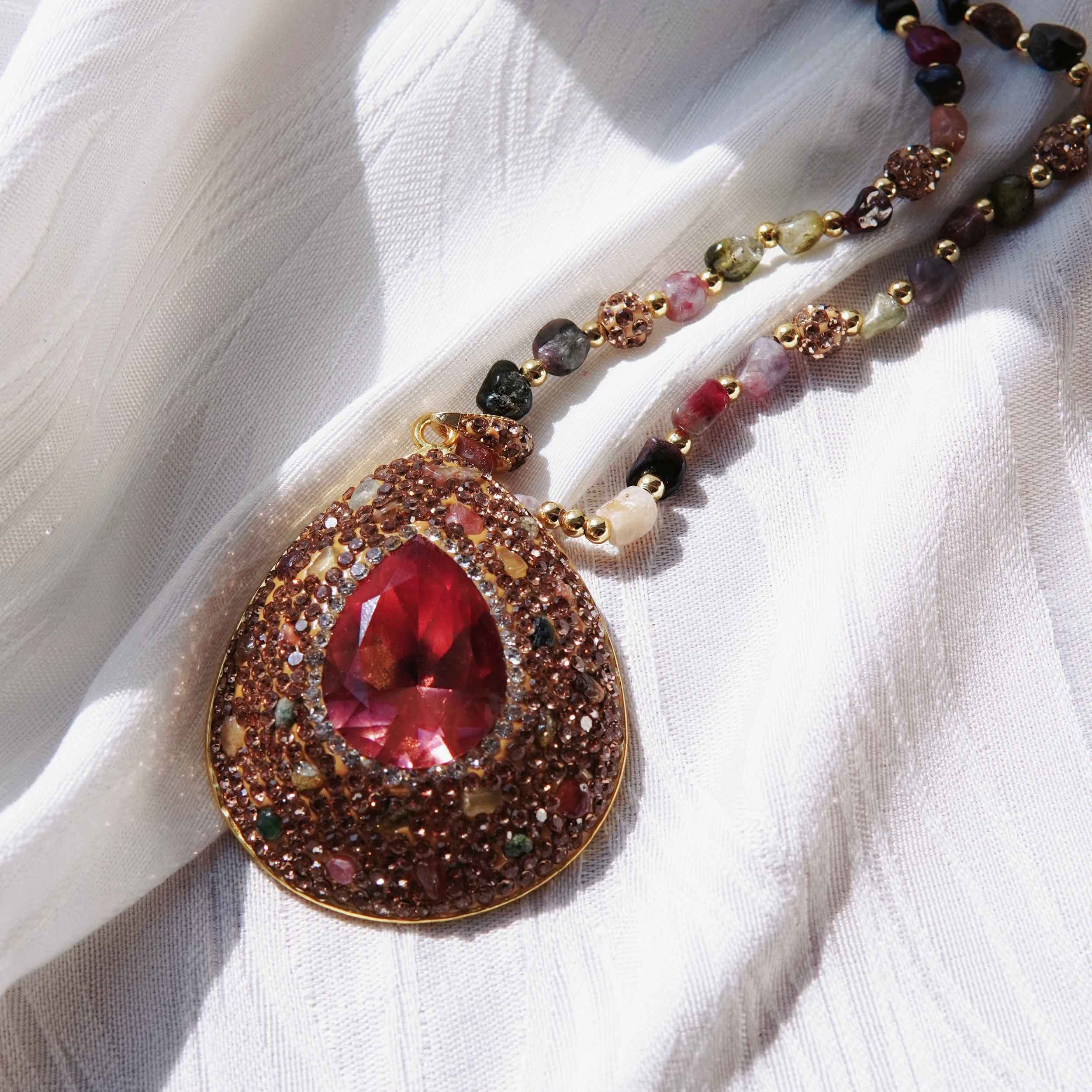 Burning China is a light and luxurious natural tourmaline necklace with a high sense of design, such as a ring earring necklace.