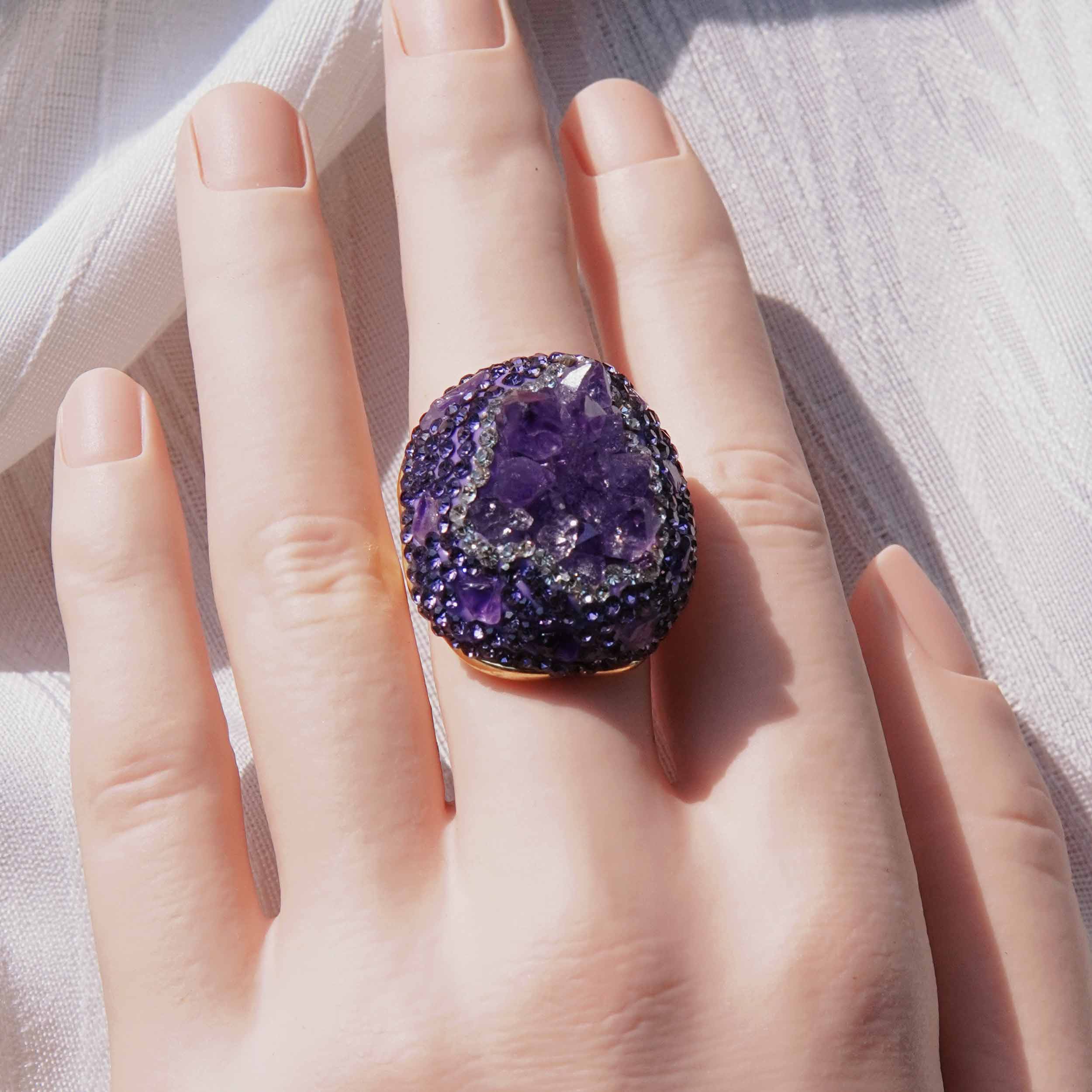 Burning Chinese Uruguayan amethyst energy jewelry set is light and luxurious. Natural amethyst fresh water pearl shell ring earrings necklace.