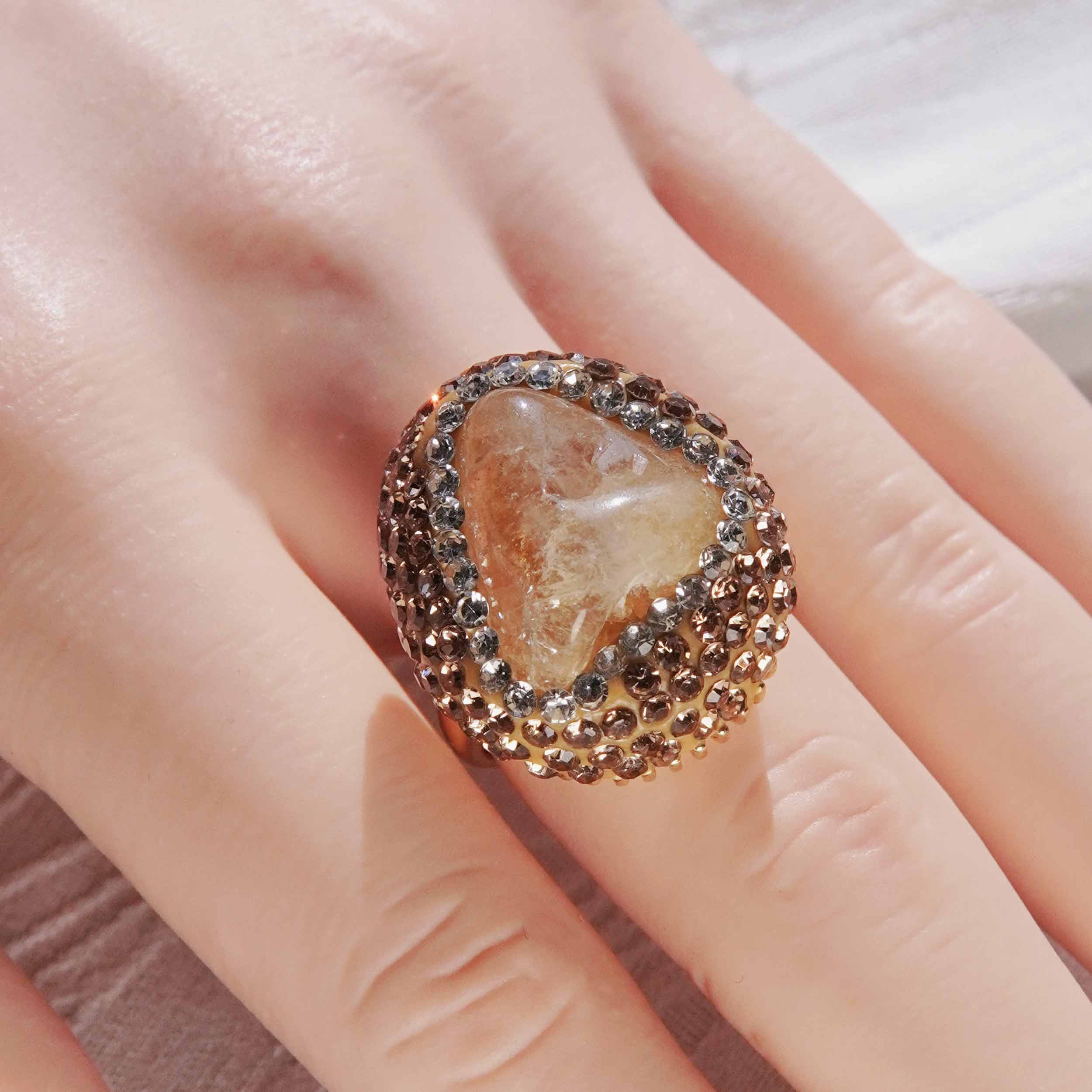 Kun Yuan is a drop-shaped citrine energy jewelry set with light and luxurious natural citrine design and high fashion ring earrings necklace.