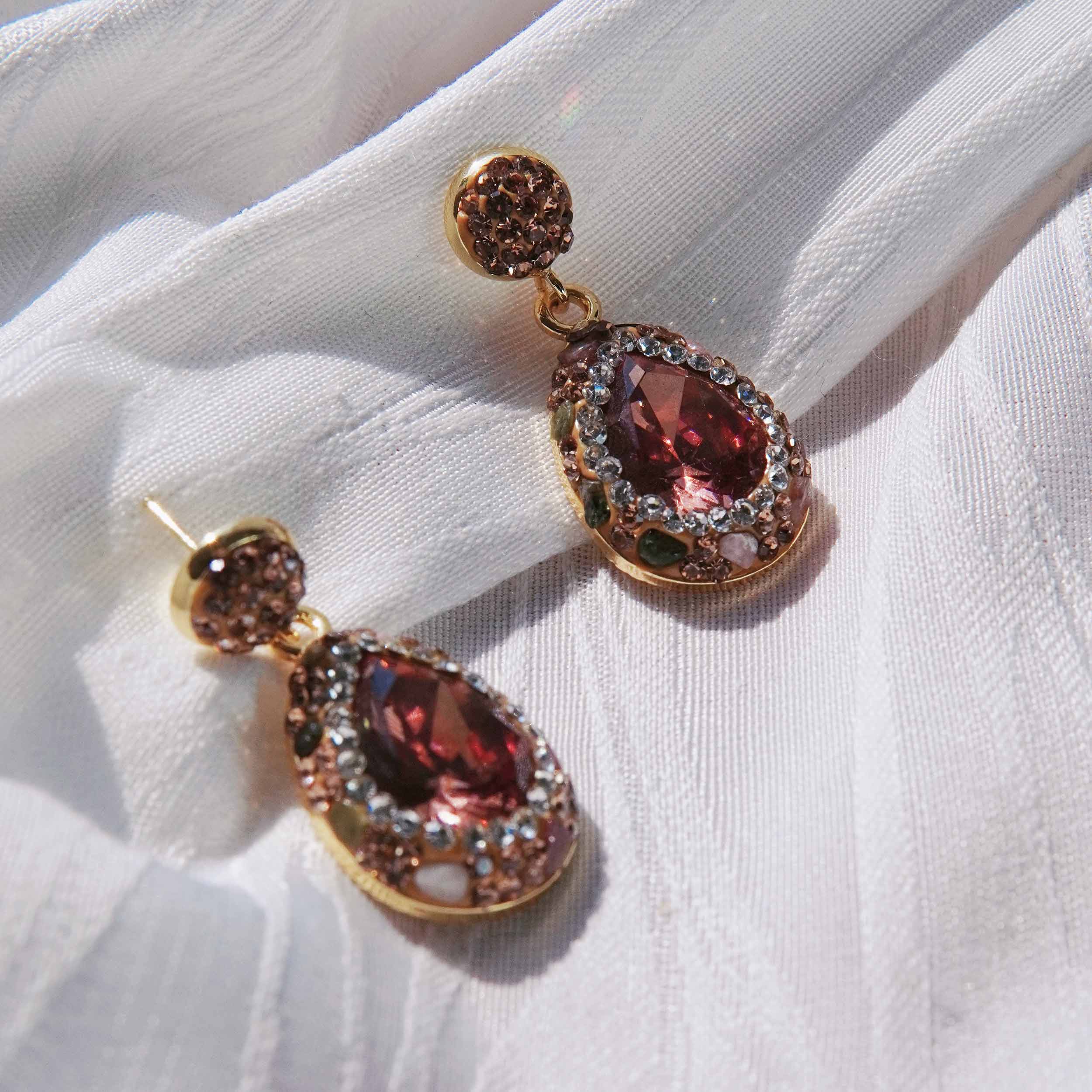Burning China is a light and luxurious natural tourmaline necklace with a high sense of design, such as a ring earring necklace.