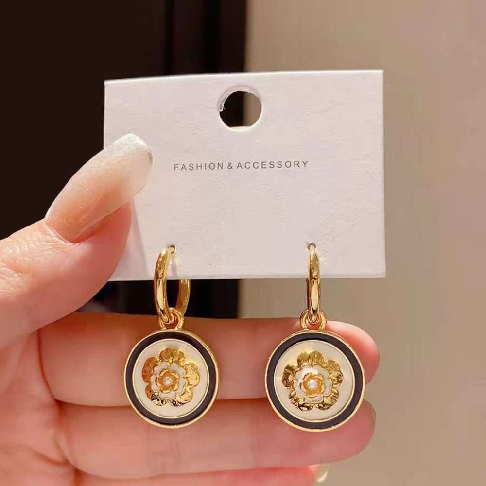 DHcollections French Style Camellia Earrings for Women 2024 Fashion Elegant Oil Drop Ear Cuffs Light Niche High End Jewelry