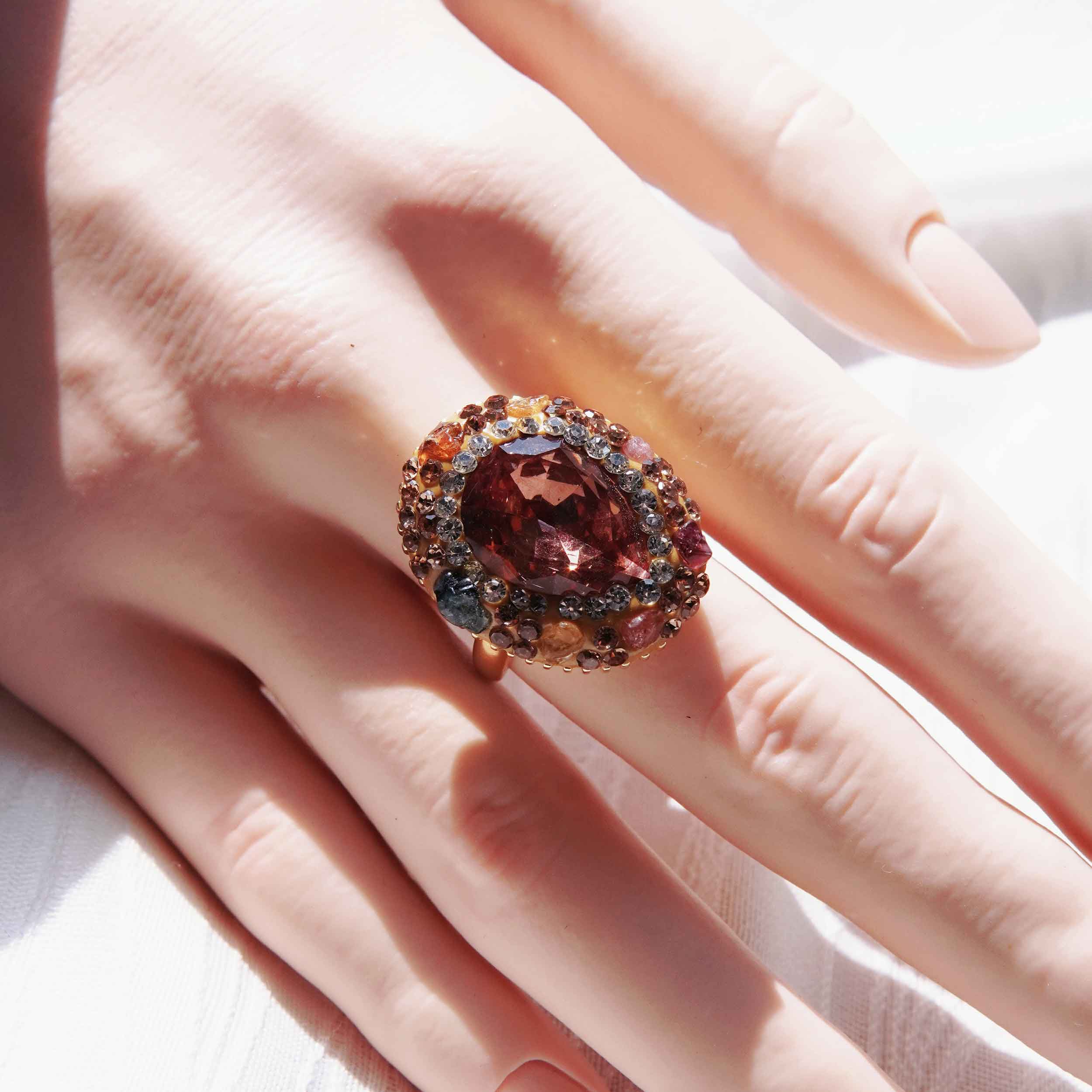 Burning China is a light and luxurious natural tourmaline necklace with a high sense of design, such as a ring earring necklace.