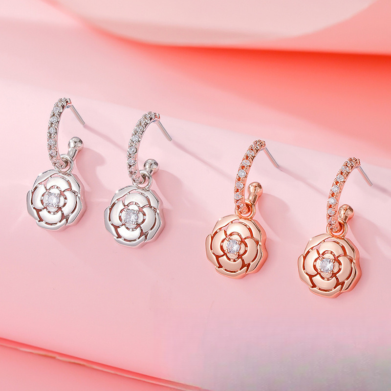 The 2025 New Designer Camellia Necklace Features A Women's Fashion Style With A Niche Design A Hoodie And A High End Fashion Necklace