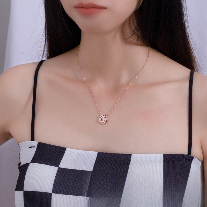 The 2025 New Designer Camellia Necklace Features A Women's Fashion Style With A Niche Design A Hoodie And A High End Fashion Necklace