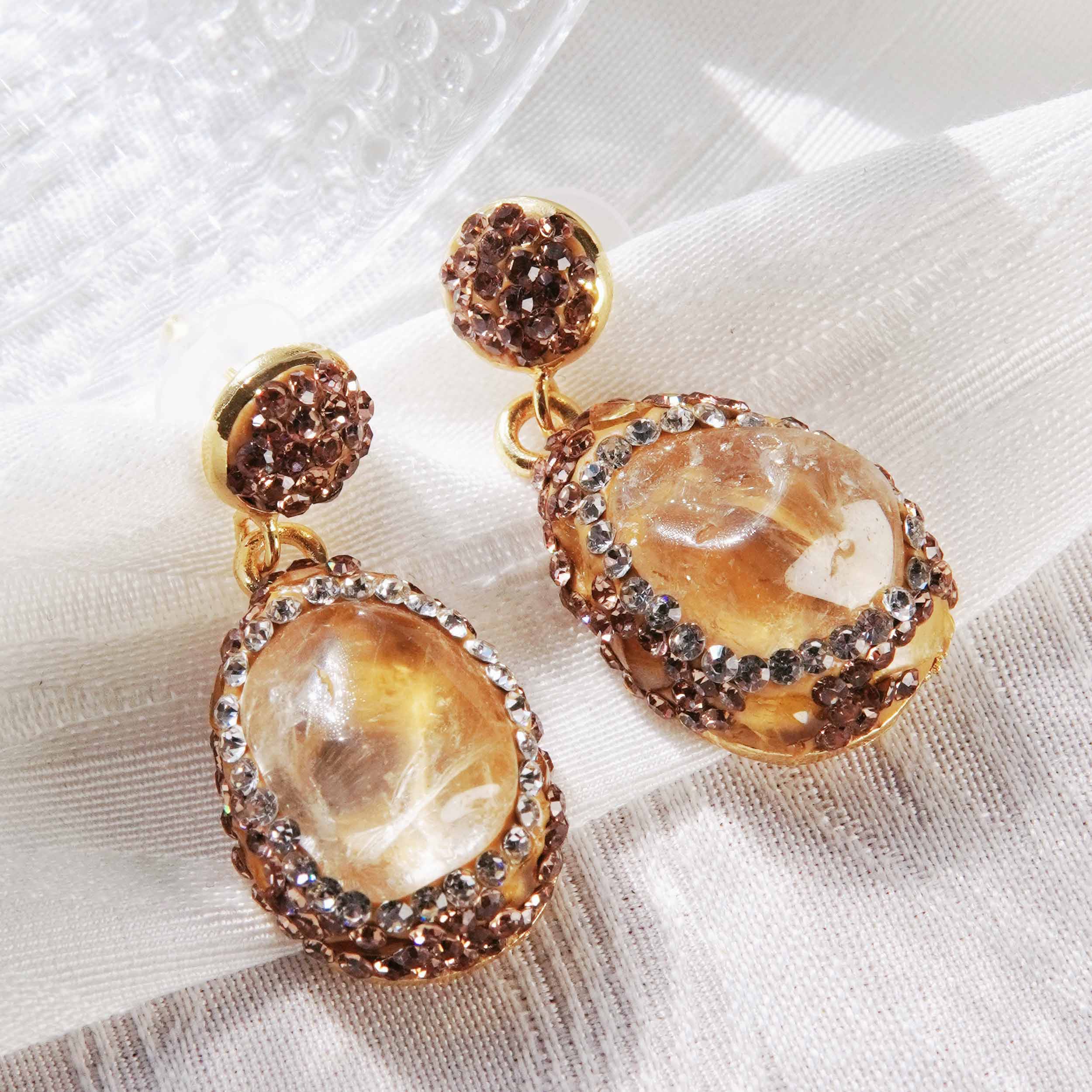 Kun Yuan is a drop-shaped citrine energy jewelry set with light and luxurious natural citrine design and high fashion ring earrings necklace.