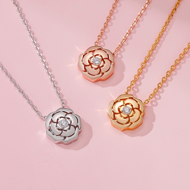 The 2025 New Designer Camellia Necklace Features A Women's Fashion Style With A Niche Design A Hoodie And A High End Fashion Necklace