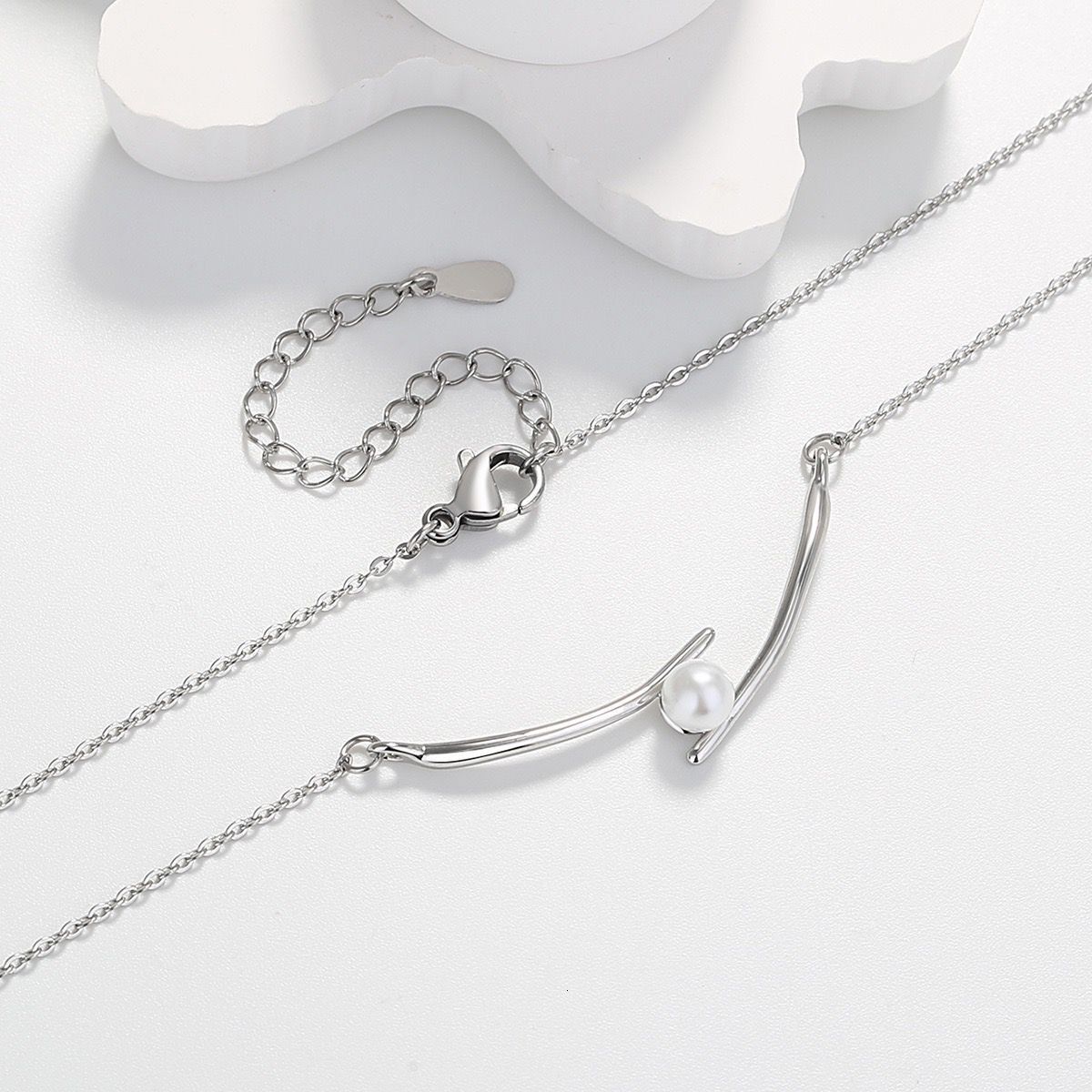 2025 New Designer Style Fashion Necklace Niche Design Creative Personality Necklace Ins Internet Celebrity Women's Clavicle Chain Exquisite Neckl
