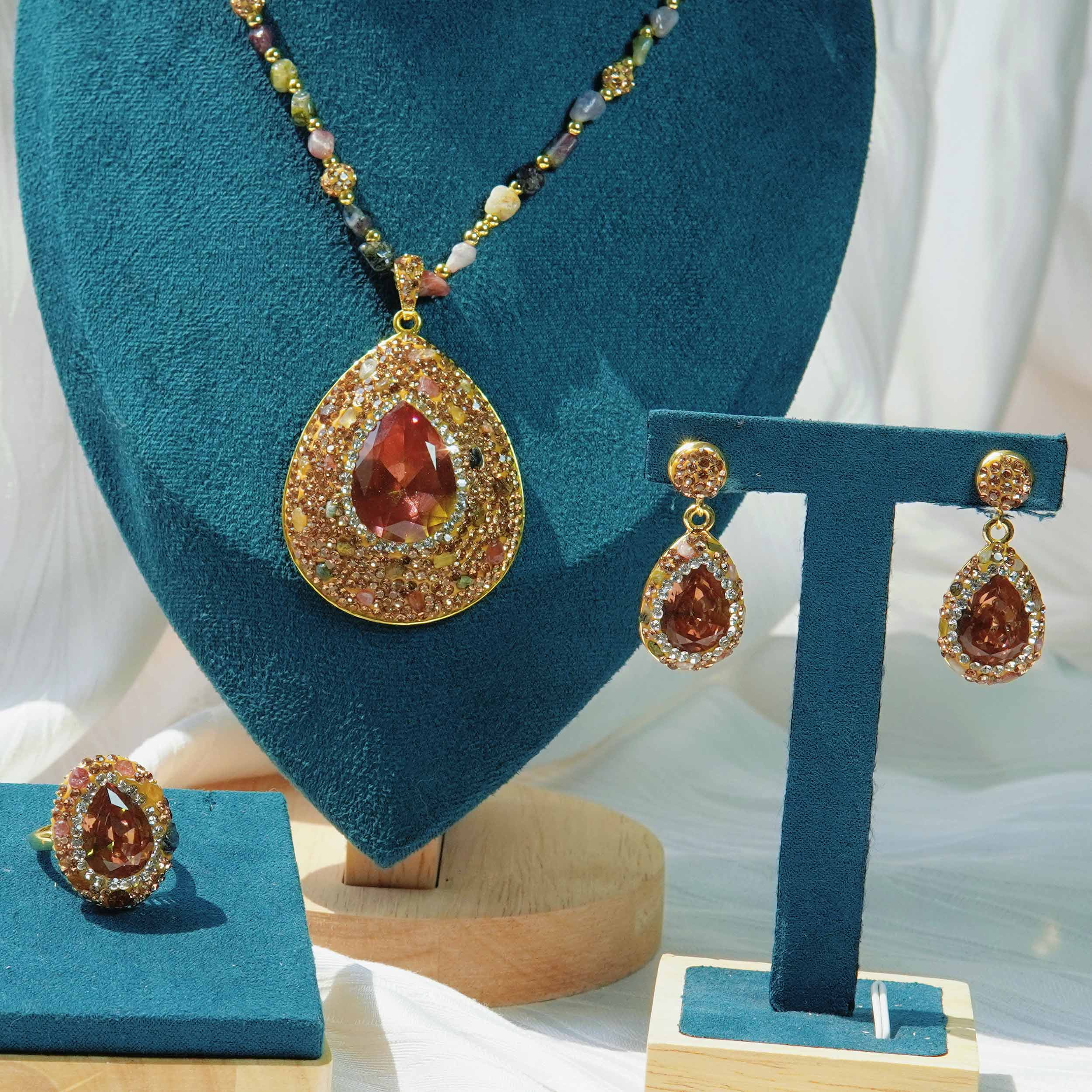 Burning China is a light and luxurious natural tourmaline necklace with a high sense of design, such as a ring earring necklace.