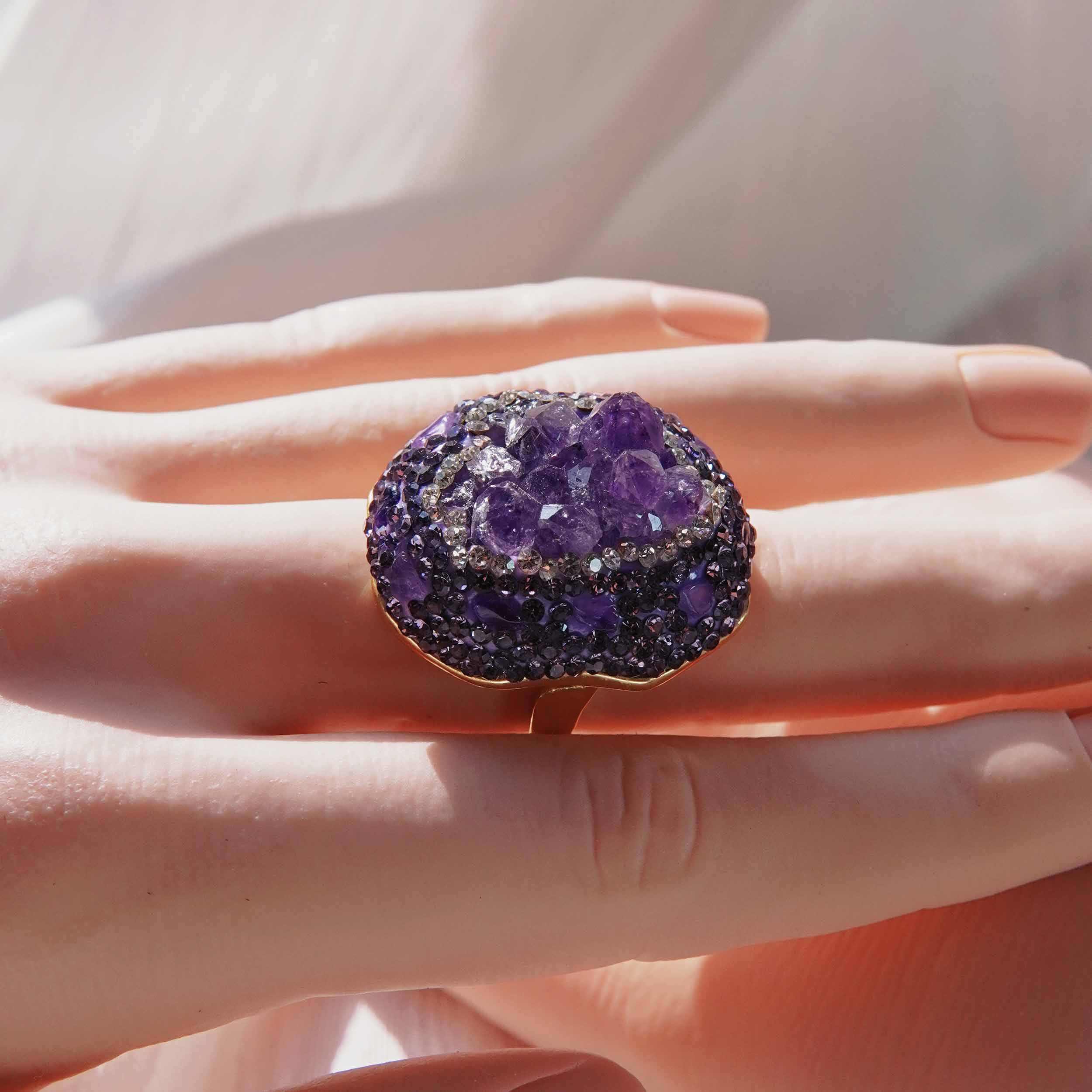 Burning Chinese Uruguayan amethyst energy jewelry set is light and luxurious. Natural amethyst fresh water pearl shell ring earrings necklace.