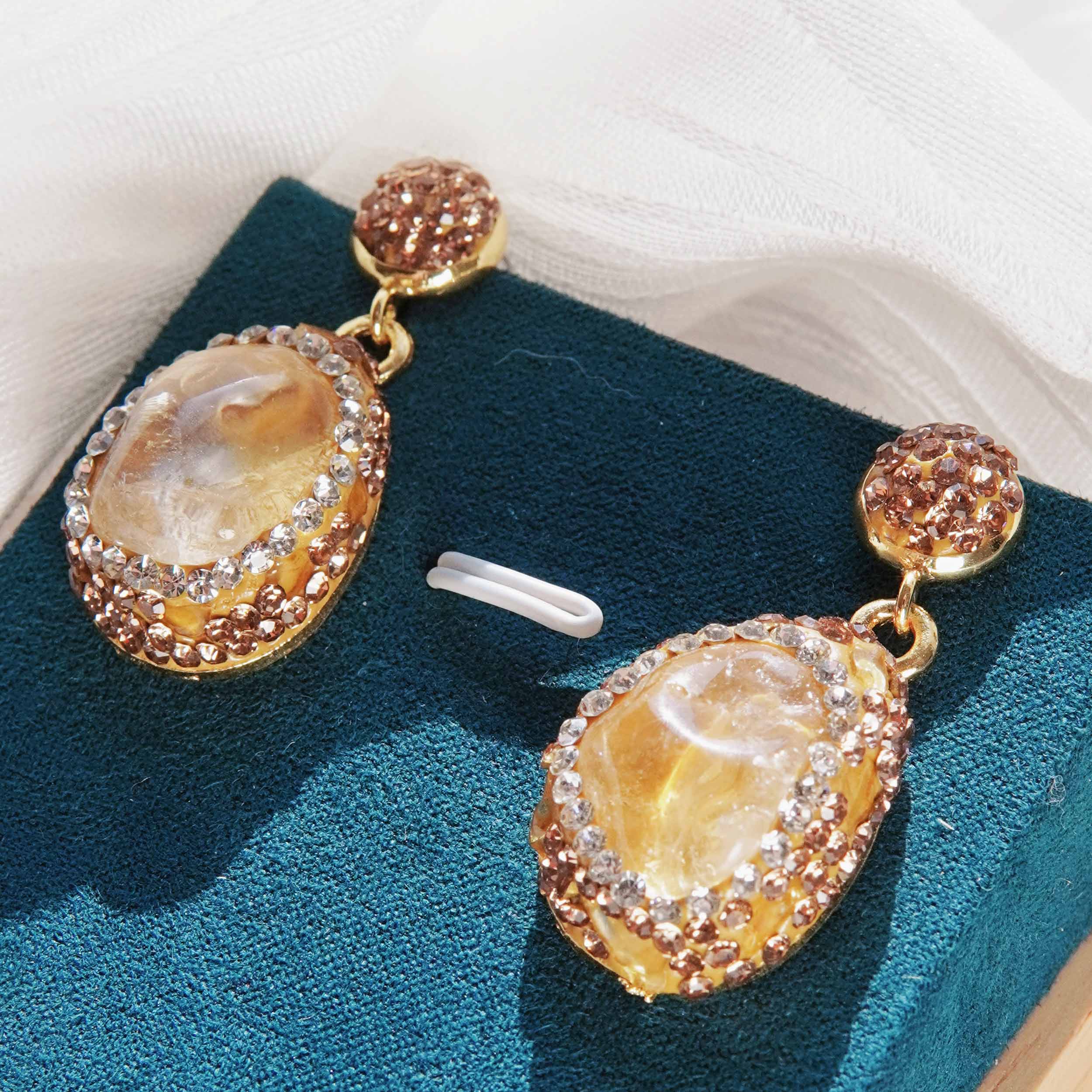 Kun Yuan is a drop-shaped citrine energy jewelry set with light and luxurious natural citrine design and high fashion ring earrings necklace.