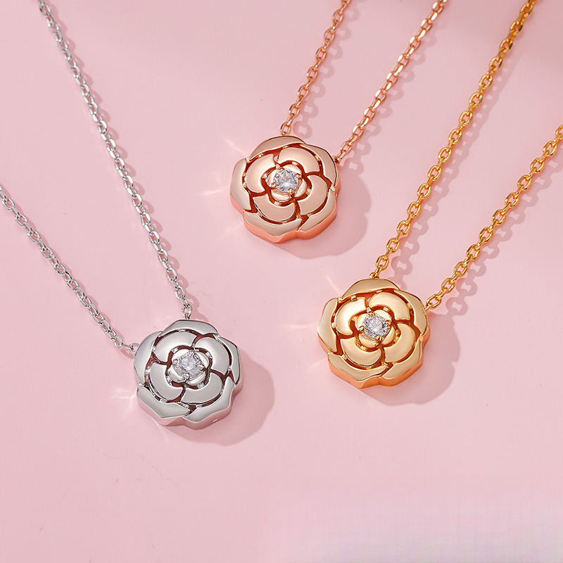 The 2025 New Designer Camellia Necklace Features A Women's Fashion Style With A Niche Design A Hoodie And A High End Fashion Necklace