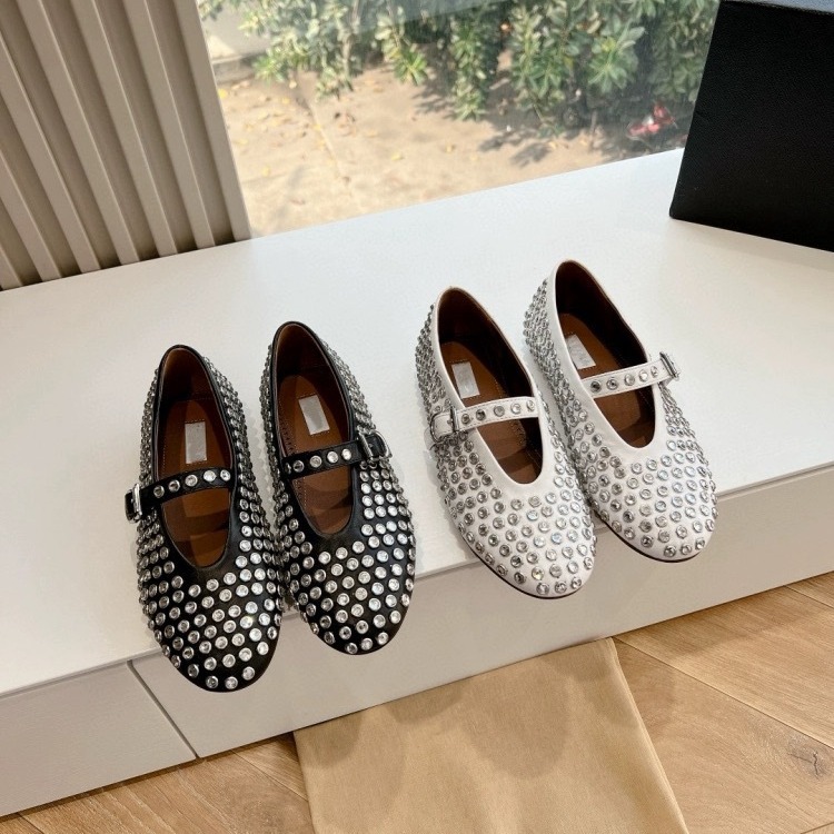 Luxury Designer Med Flat Heels Shoes Woman Rivet Leather Moccasins Japanese Style Round Heel Tabi Ninja Pumps Women Fashion Stylish Casual Shoes