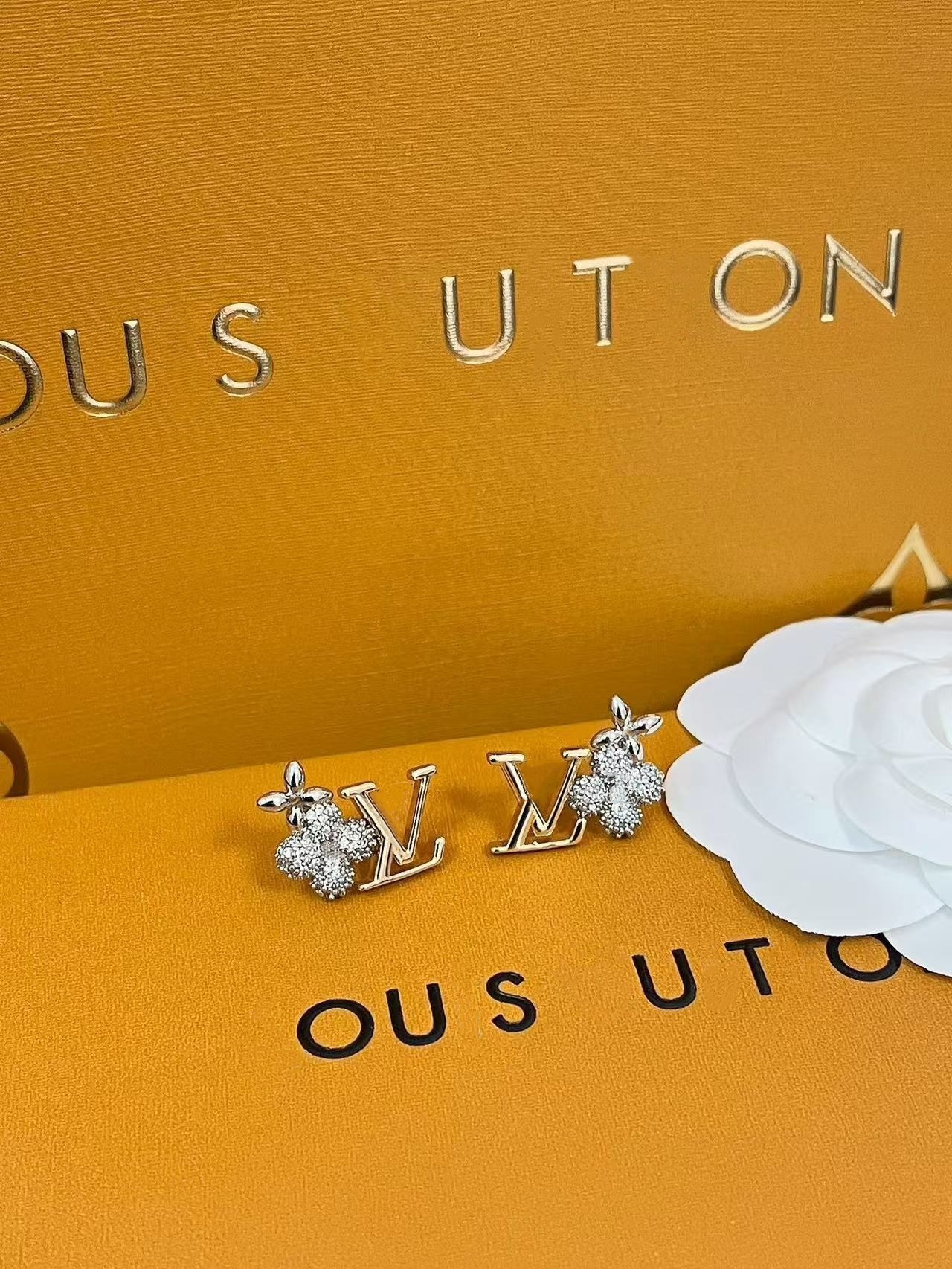 2025 Elegant Classic Stud Gift Women's Wedding and Engagement Jewelry designer earrings for woman