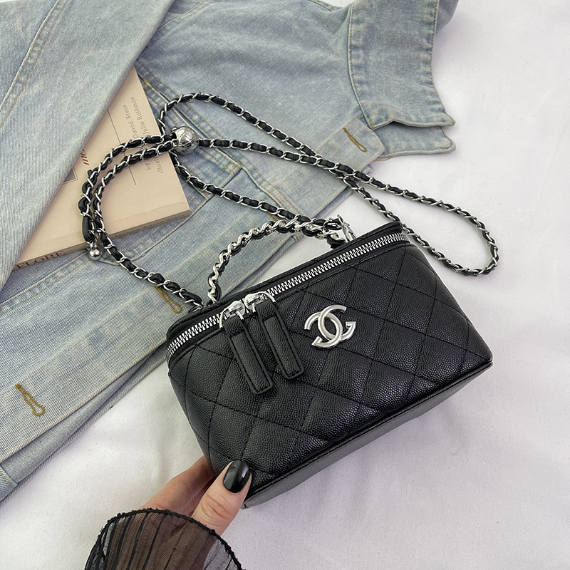 Designer Bag Luxury Shoulder Bag Bag Cross Border Embroidered Thread New Style Hand Held Women S Summer Fashion Versatile Chain Crossbody Free Shippin