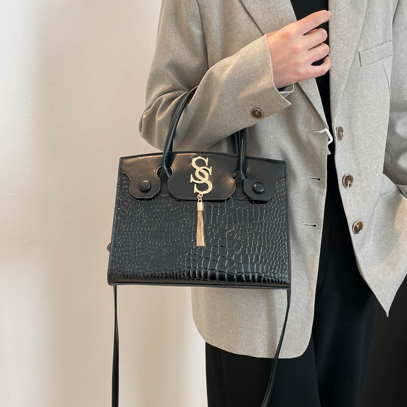 Free Shipping 2025 New Designer Bag Crocodile Pattern Letter Tassel Fashion Solid Color Stylish Simple Casual Elegant Single Shoulder Handbag For Wome
