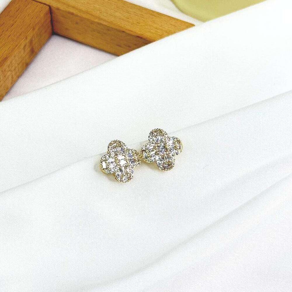 Four-leaf clover shiny stud earrings