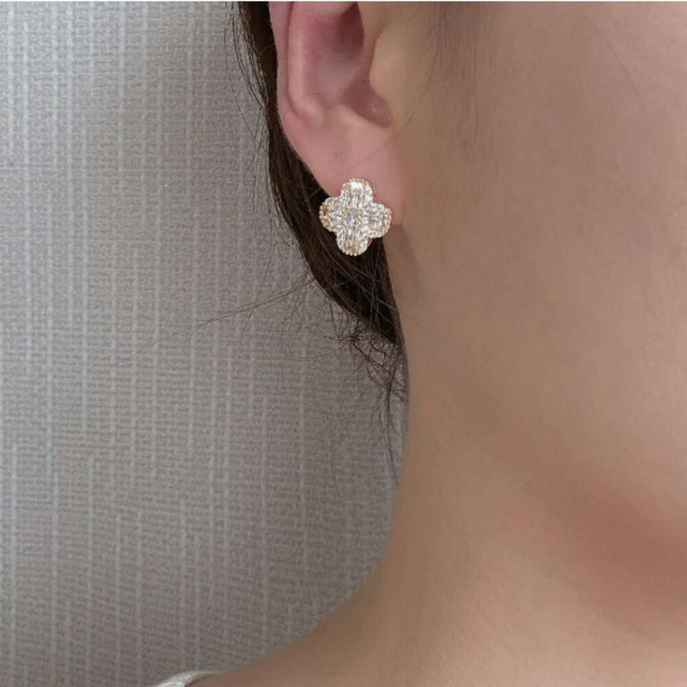 Four-leaf clover shiny stud earrings